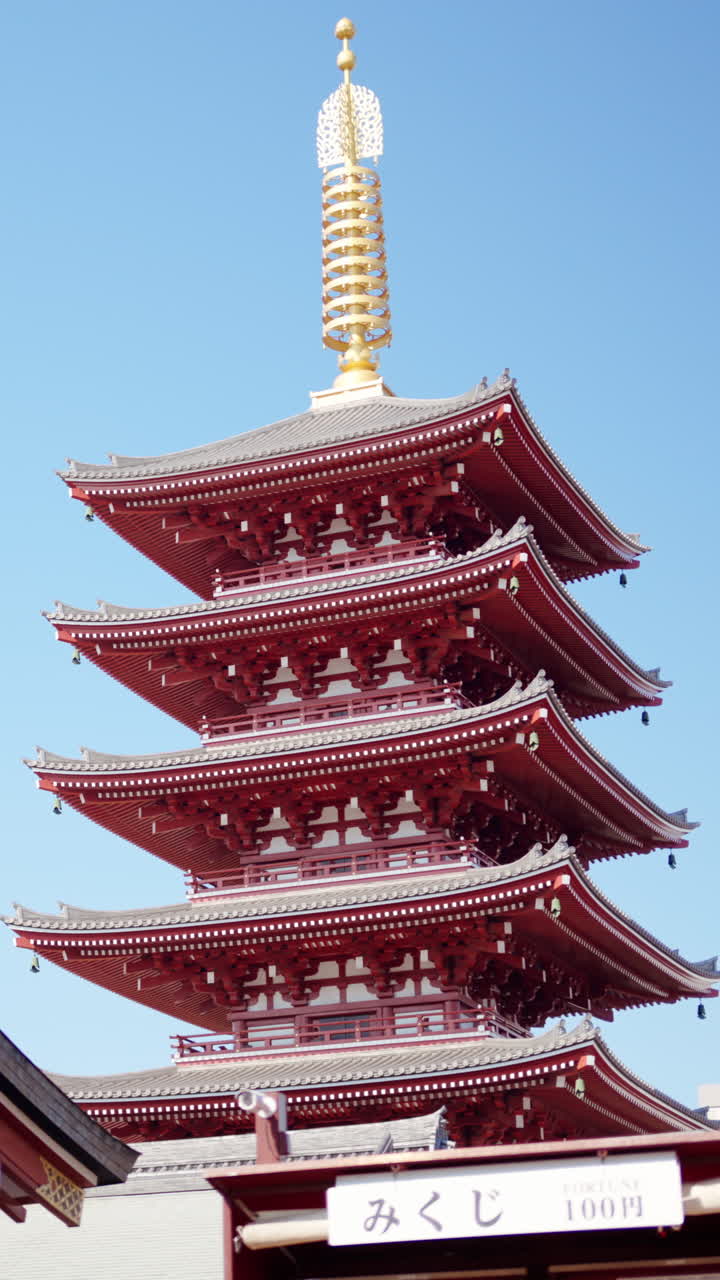 Udsigt over Senso-ji templet i dagslys i Asakusa, Japan. Lodret