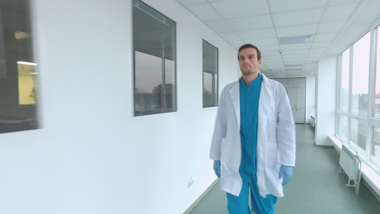 Médico caminhando no corredor. Imagem estável de profissional de saúde em corredor de laboratório.