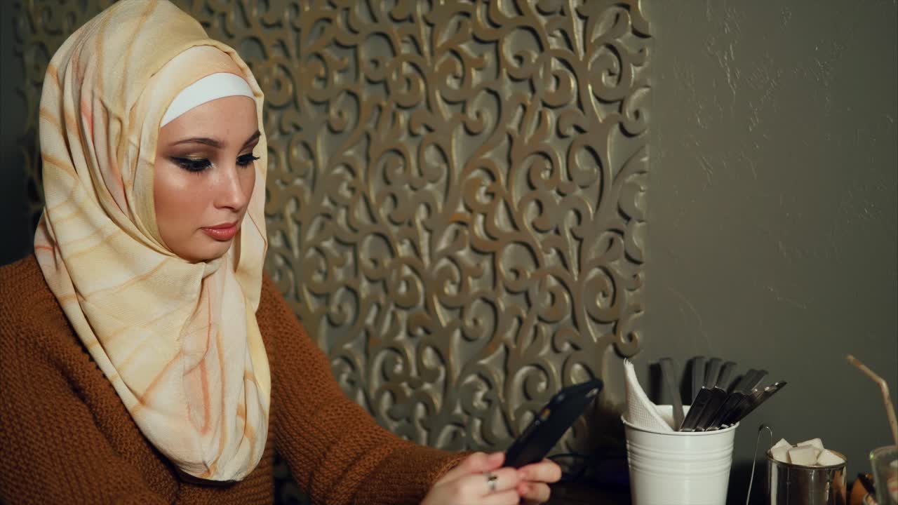 카페에서 스마트폰을 사용하는 여성