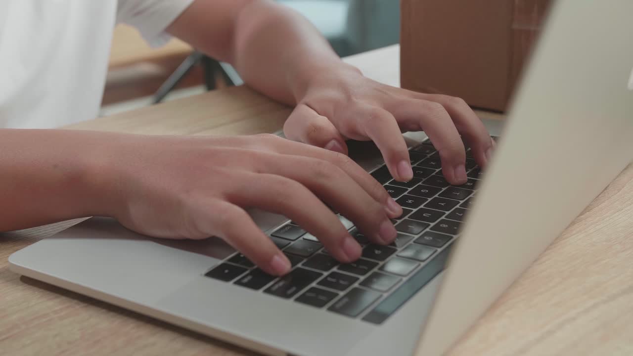 Persona escribiendo en la computadora portátil