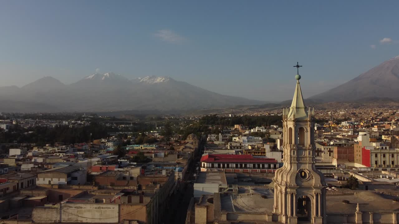Vista aérea de la Catedral y Ciudad de Arequipa con montañas nevadas.