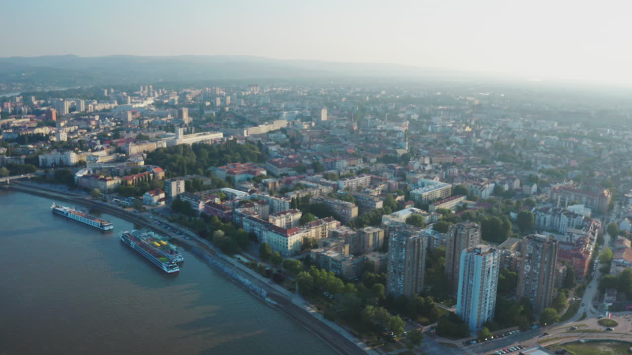 Vista aerea di una città lungo un fiume
