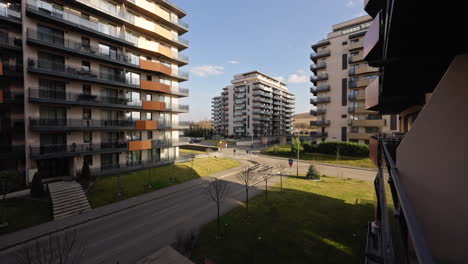 Beim-Hinausgehen-Auf-Einen-Apartmentbalkon,-Auf-Dem-Andere-Apartmentkomplexe-Zu-Sehen-Sind