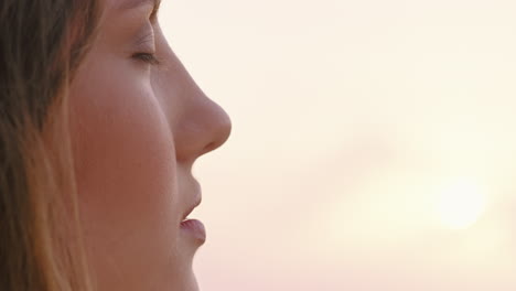 Primer-Plano-Retrato-De-Una-Hermosa-Mujer-Disfrutando-De-La-Tranquila-Playa-Al-Atardecer-Explorando-La-Espiritualidad-Mirando-Hacia-Arriba-Orando-Contemplando-Un-Viaje-Relajándose-En-La-Playa