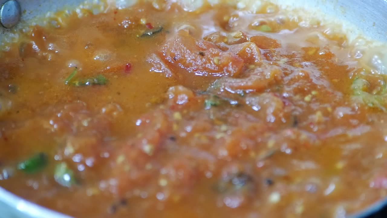 cocinar salsa de tomate en una sartén
