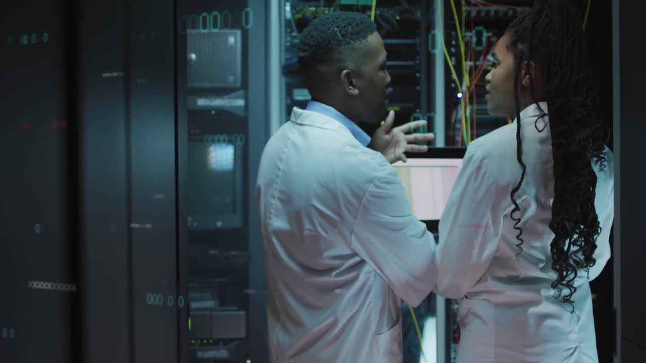 animación del procesamiento de datos en diversos ingenieros informáticos y servidores informáticos