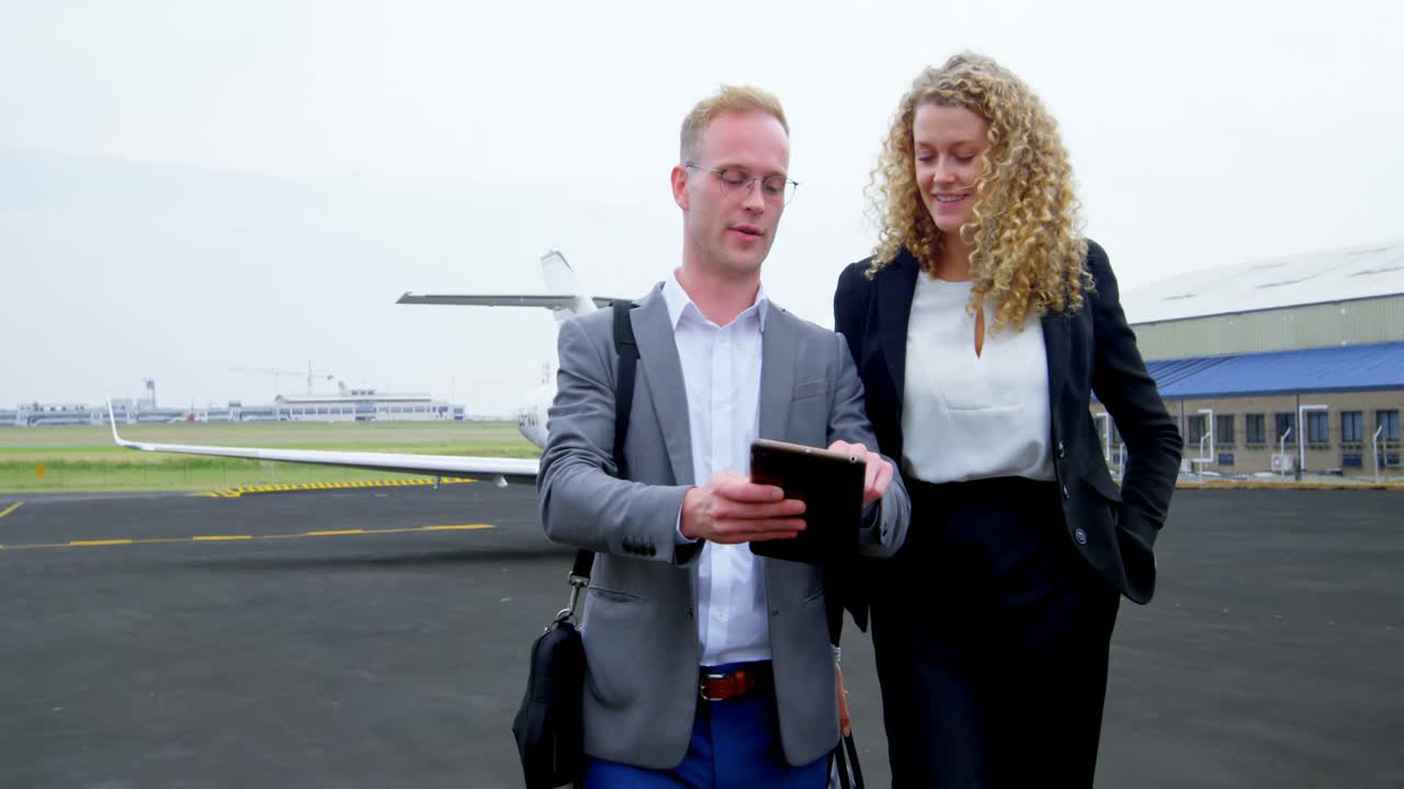 gente de negocios discutiendo sobre una tableta digital 4k