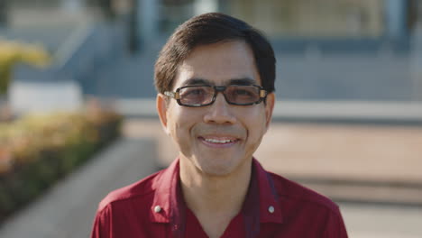 hombre sonriente con gafas