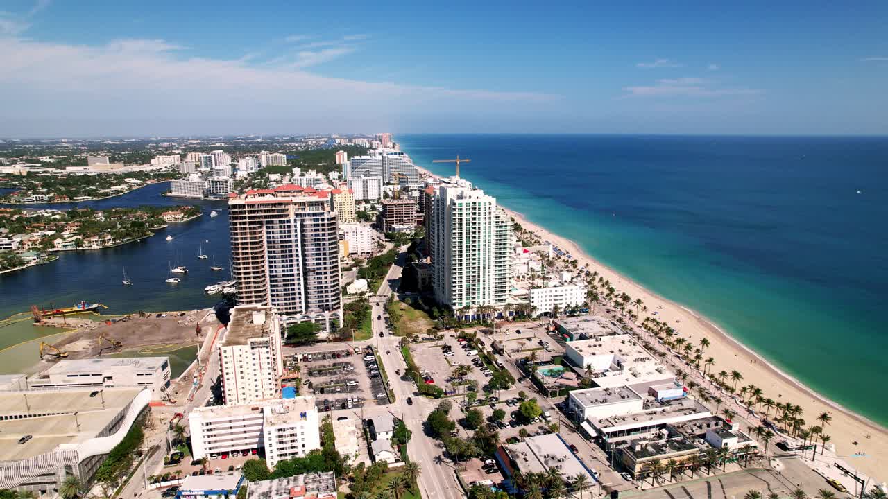 vista aérea de la costa de la playa con edificios en el lado agua azul cielo azul palmeras ft
