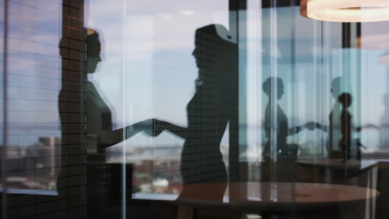 그녀는 마침내 잘 알려진 사업에서 자리를 얻었습니다.