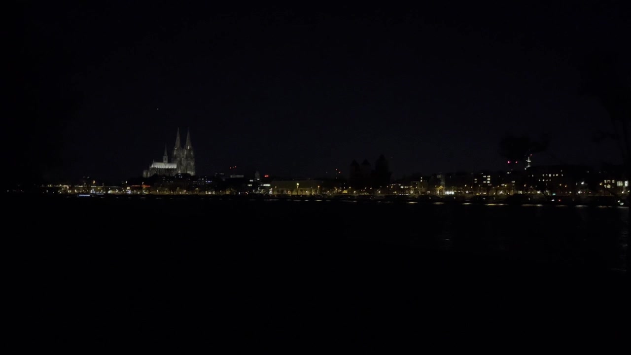 Skyline di Colonia con numerose luci individuali di notte.