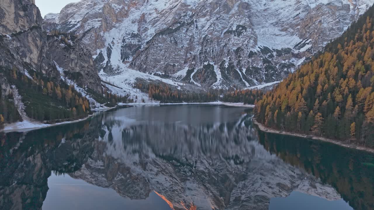 Veduta dall'alto del Lago di Braies nelle Dolomiti in autunno.