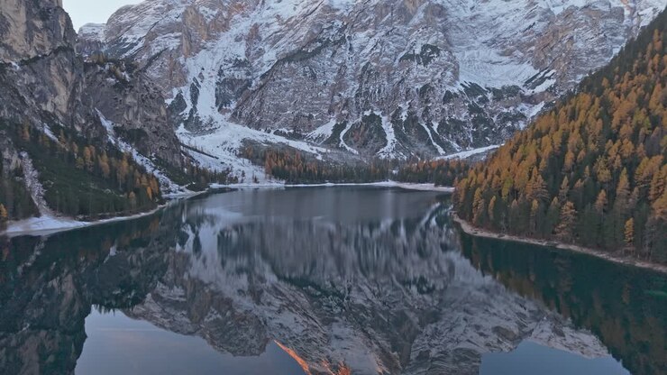Veduta dall'alto del Lago di Braies nelle Dolomiti in autunno.