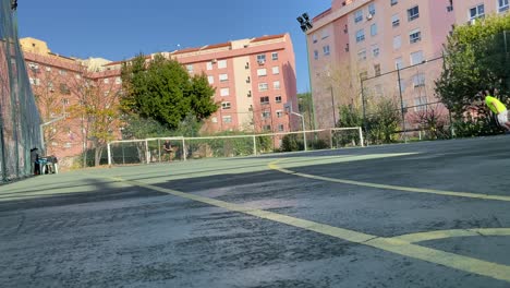 jugadores de tenis aficionados adolescentes masculinos, volea en la red, formación