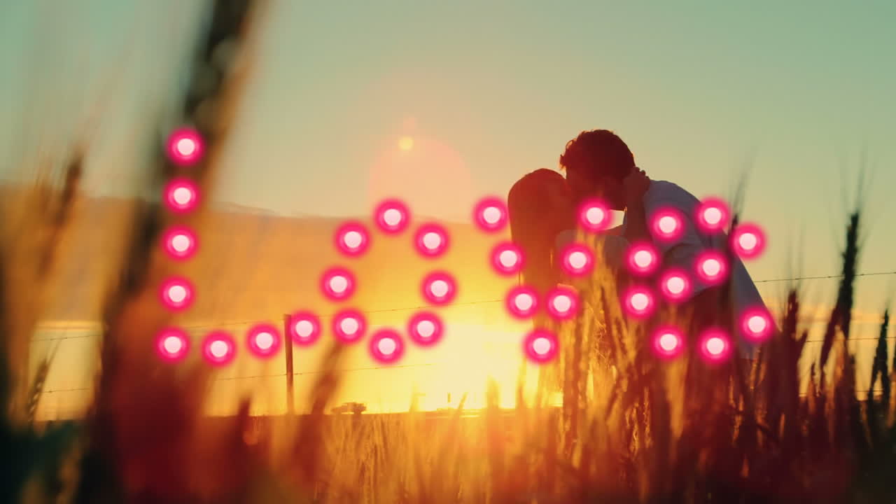 검은색 배경으로 사랑에 빠진 커플과 함께 사랑의 애니메이션