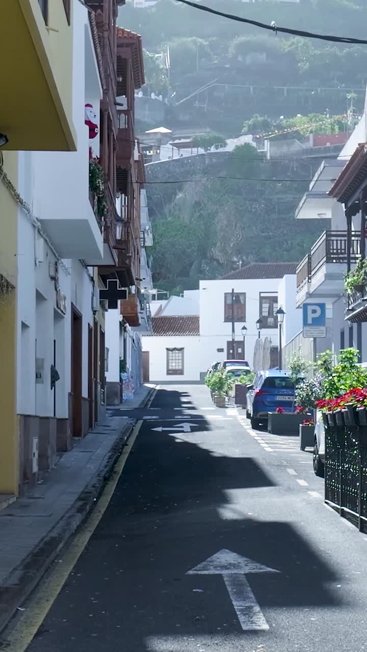 Strada tranquilla con edifici tradizionali in una soleggiata città europea