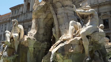 Detalle-De-Una-De-Las-Estatuas-De-La-Fuente-De-Los-Cuatro-Ríos,-Que-Representa-El-Río-Nilo,-Roma,-Italia