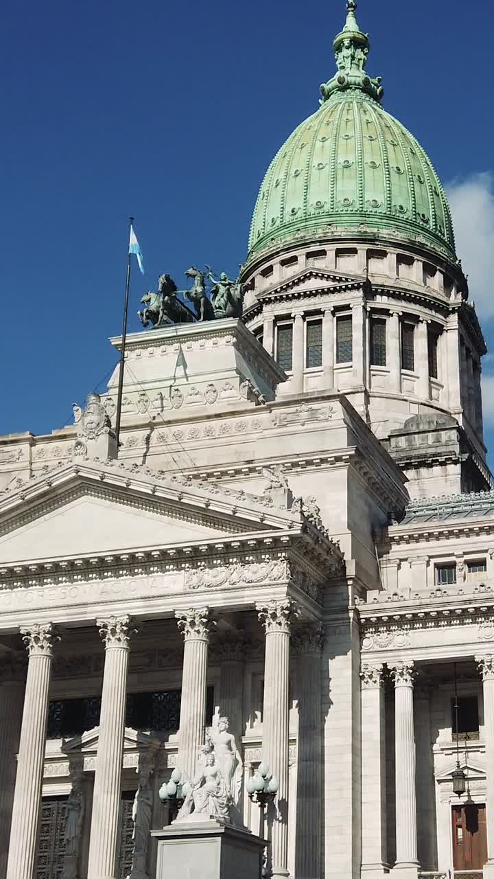 Vista vertical de la cúpula del Congreso Nacional y la bandera, ciudad de Buenos Aires, Argentina