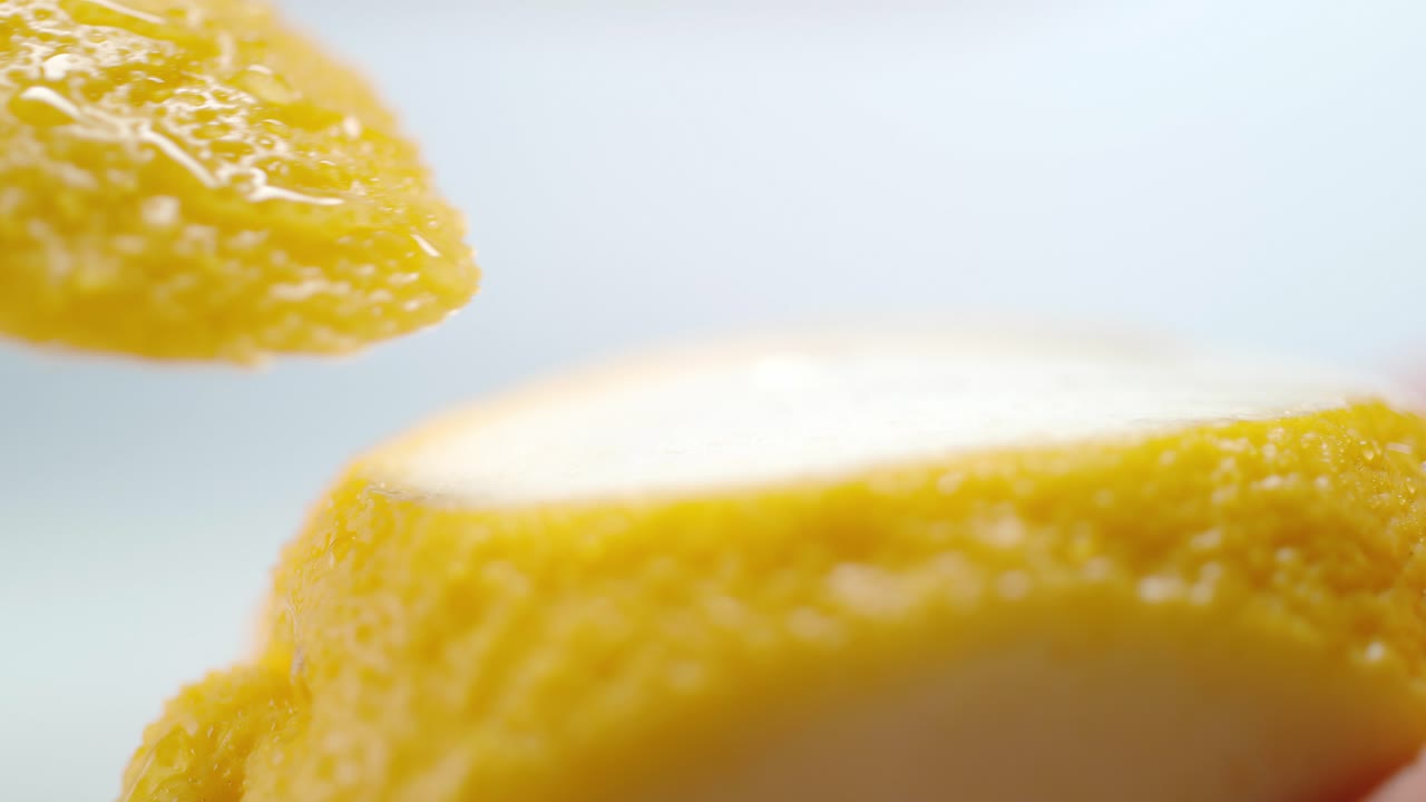 레몬 표면 에서 날카로운 칼 을 잘라내는 조각