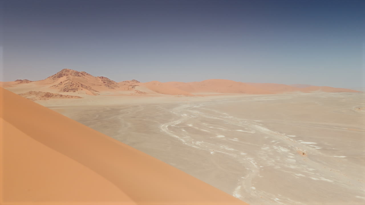 모래 언덕과 산이 있는 사막 풍경