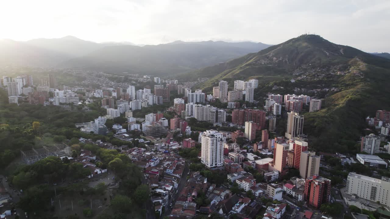 tomada cinematográfica de la ciudad de cali, colombia, américa del sur
