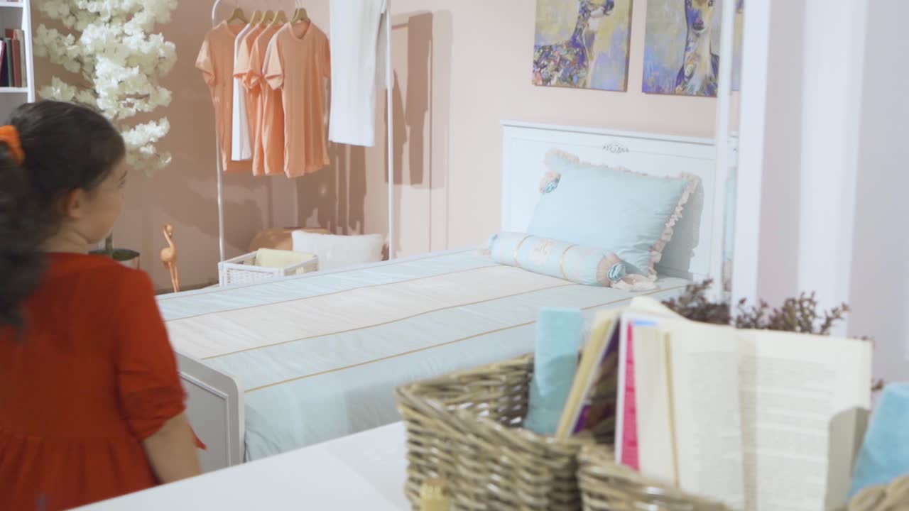 방에 있는 거울 속에 있는 자만스러운 소녀