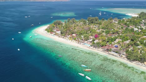 Aérea-De-Gili-Air-Beach-South,-Ubicada-En-La-Idílica-Isla-De-Gili-Air-En-Indonesia,-Un-Verdadero-Paraíso-Tropical-Que-Captura-La-Esencia-De-La-Serena-Vida-Isleña.