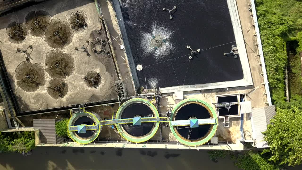 взгляд с воздуха на систему очистки сточных вод в промышленной зоне.