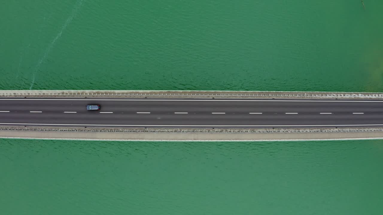 воздушный вид моста над водой с движением