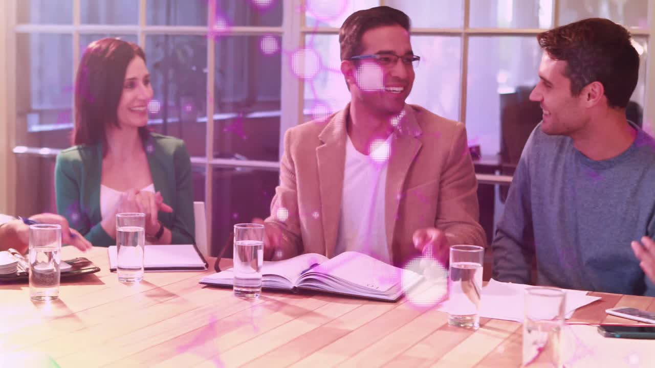 다양한 사업가들이 손을 흔들고 있는 분자의 애니메이션