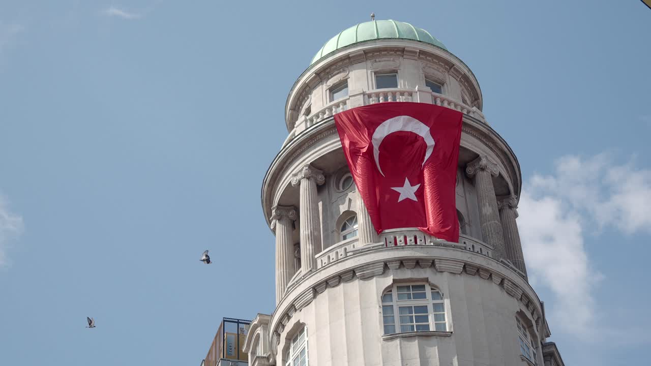 bandera turca en un edificio