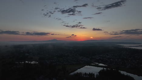 Vista-Aérea-De-La-Salida-Del-Sol-Sobre-Los-Barrios-De-Oak-Harbor-En-Whidbey-Island