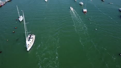 Große-Segelboote,-Die-Den-Wind-Unter-Der-Kamera-Einfangen