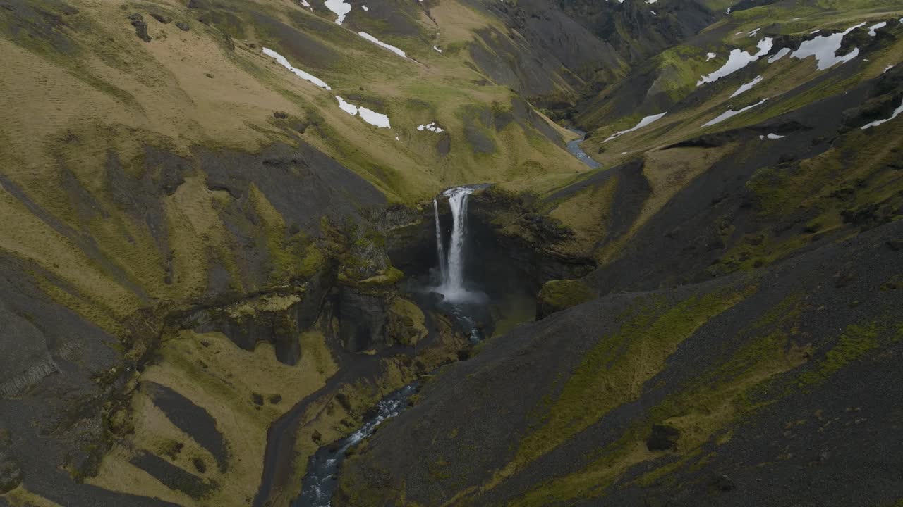 cascada kvernufoss en el hermoso paisaje de islandia - retroceso aéreo