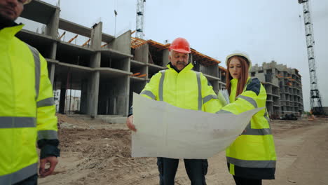 due diligence de bienes raíces un capataz de edad avanzada y una joven arquitecta están inspeccionando un objeto de construcción