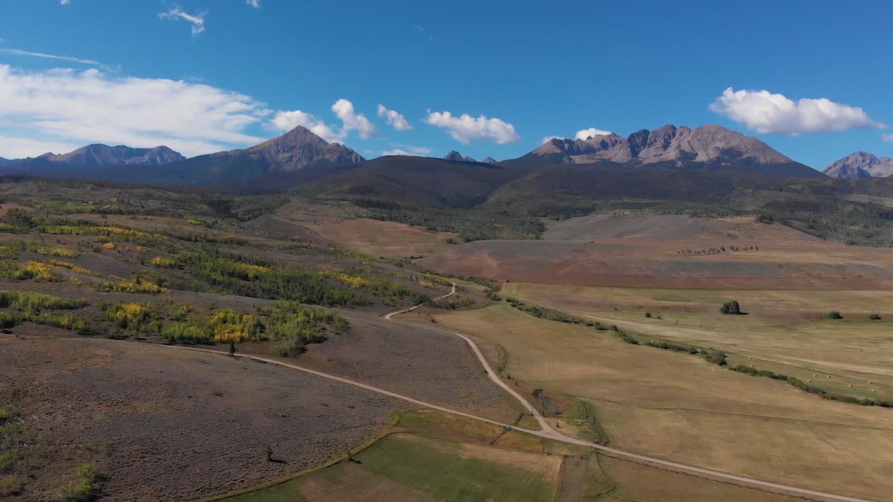 high alpine colorado terrenos agrícolas abiertos rocosos a principios de otoño