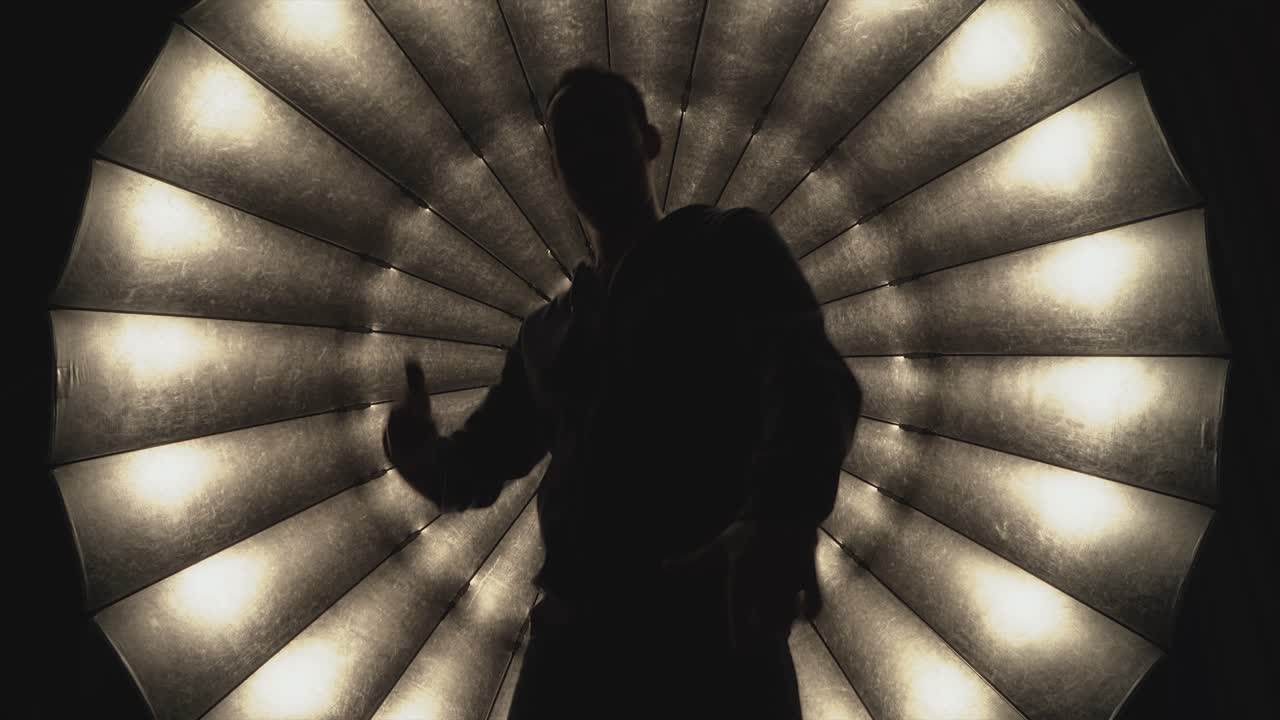 una persona haciendo gestos de rap ante el gran paraguas de atención