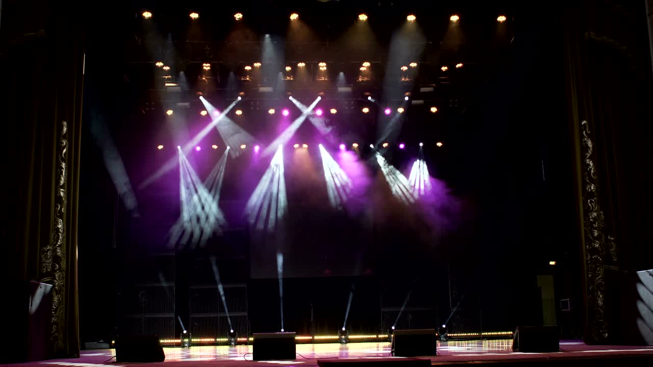 무대 조명과 함께 자유로운 무대. 무대 불빛.