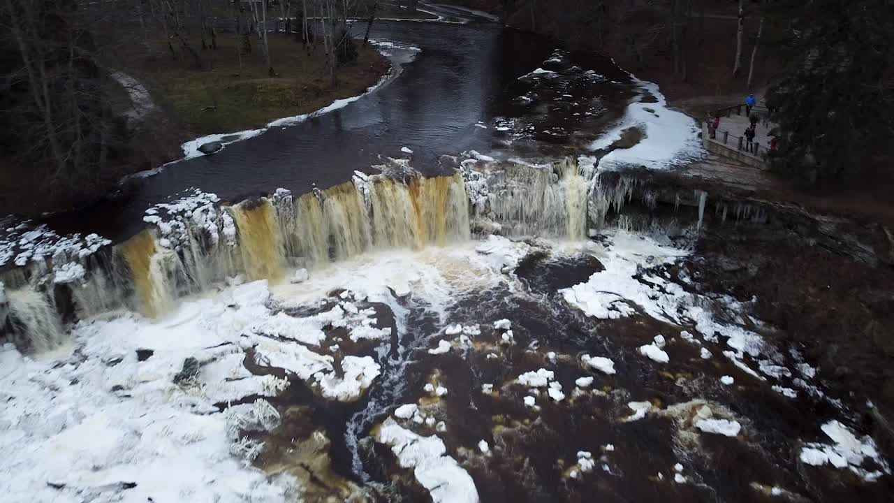 vista aérea de drones de una cascada congelada en el norte de europa