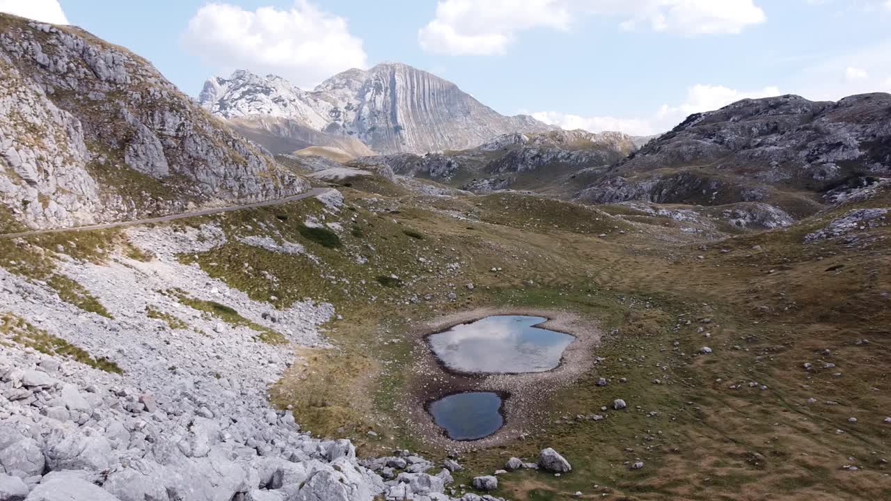 carretera panorámica y lagos en el parque nacional durmitor, montenegro - avance aéreo