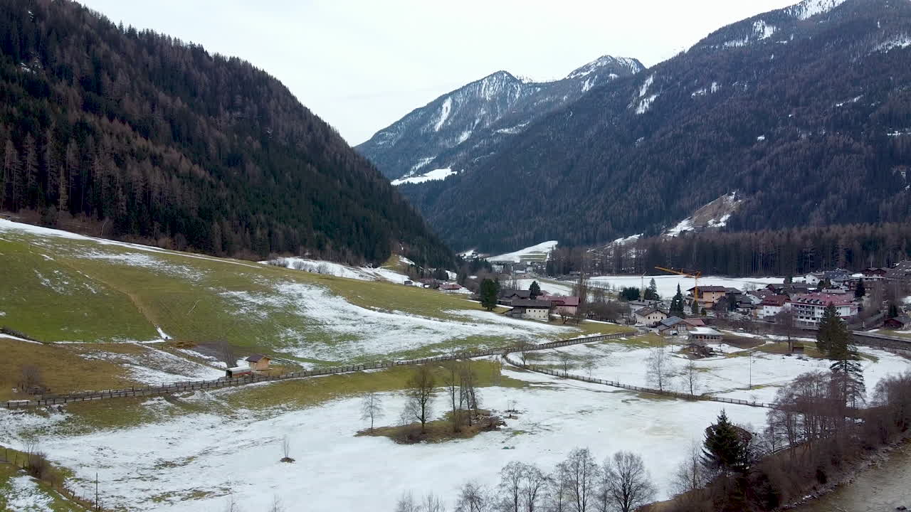 Un prato alpino in inverno situato in Italia vicino al confine austriaco.