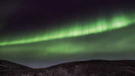 La-Aurora-Boreal-Brilla-Sobre-Las-Montañas-En-El-Cielo-Estrellado