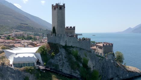 órbita-Aérea-Alrededor-Del-Castillo-De-Malcesine-En-Verona,-Italia