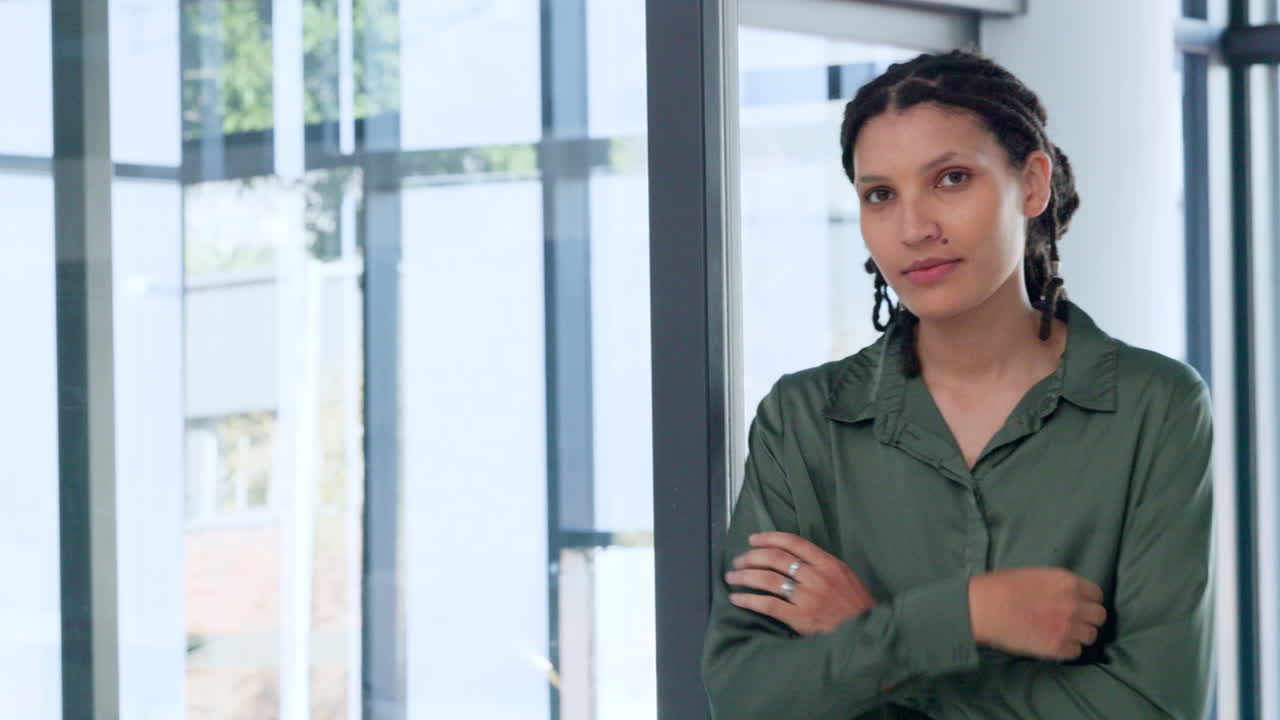 mujer de negocios joven sonriendo