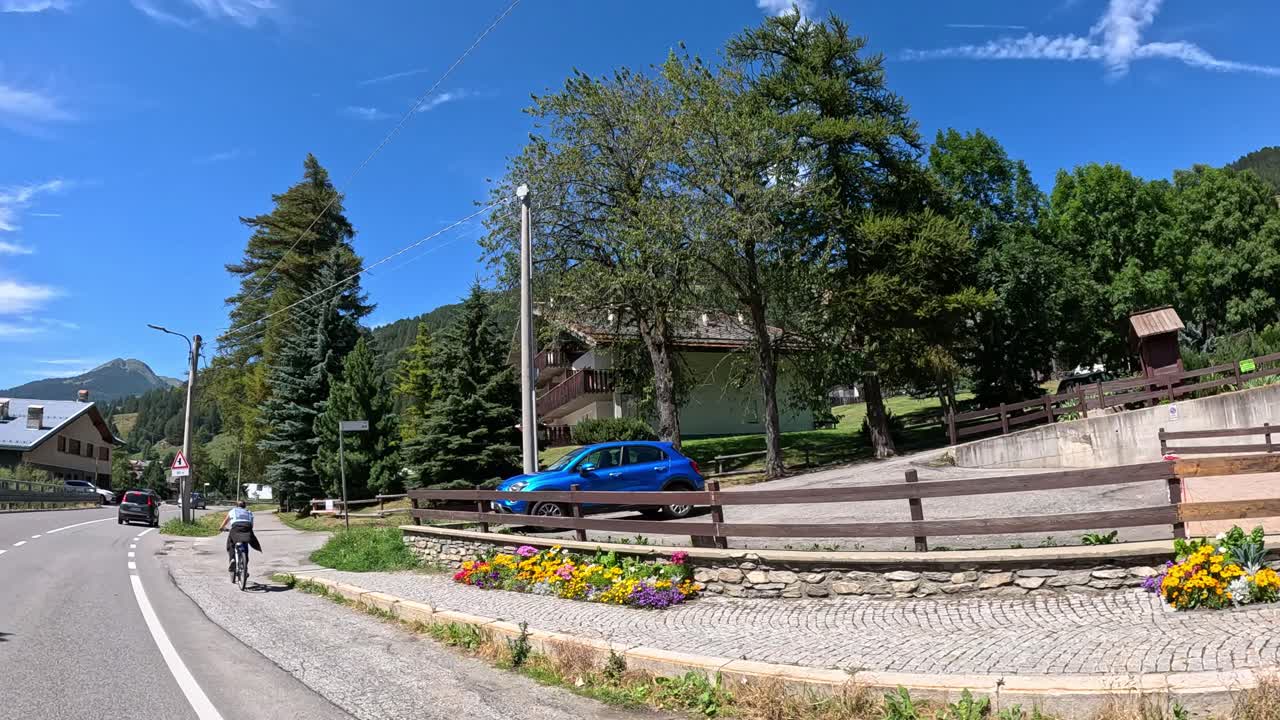 이탈리아 피에몬테 의 경치 좋은 도로 에서 자전거 타는 사람