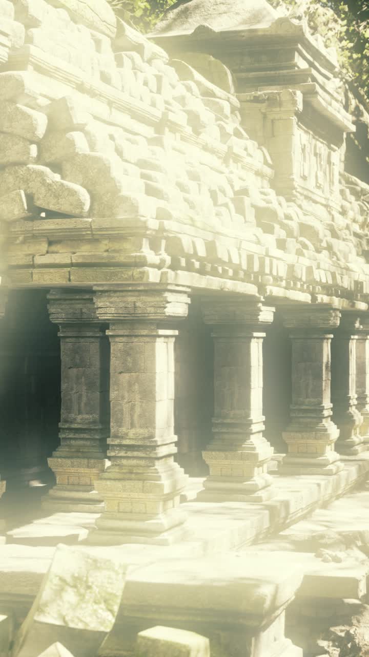 Delicate colonne illuminate di un tempio che creano armonia visiva per i design