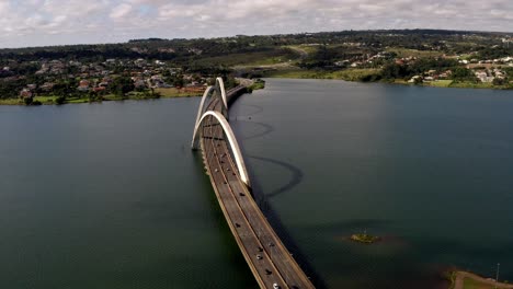 vista aérea del puente juscelino kubitschek en brasilia, brasil