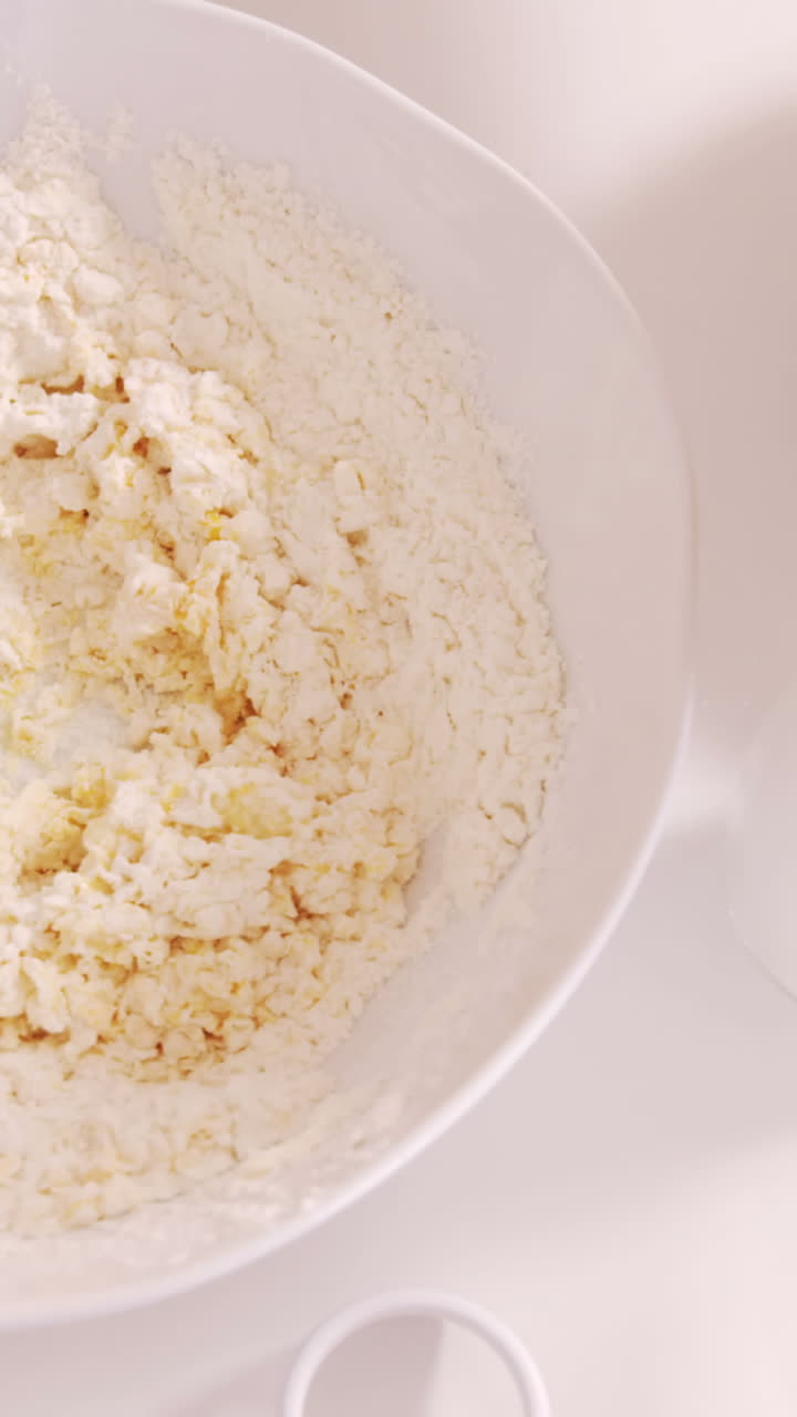 una mujer preparando una masa.