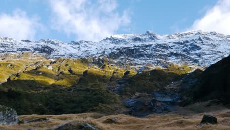 Panorama-Masivo-De-La-Cordillera-Nevada-Durante-El-Día-Soleado-En-El-Valle-De-Rees,-Nueva-Zelanda