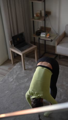 mujer haciendo una sesión de entrenamiento en casa